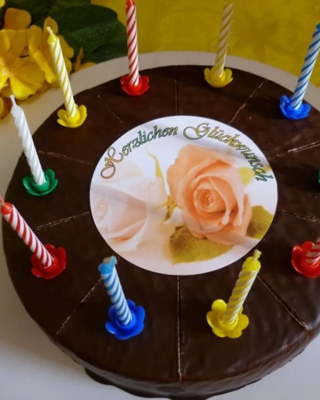Sachertorte mit Bildaufleger und Kerzen