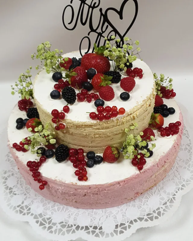 Zweistöckige Hochzeitstorte mit Beeren