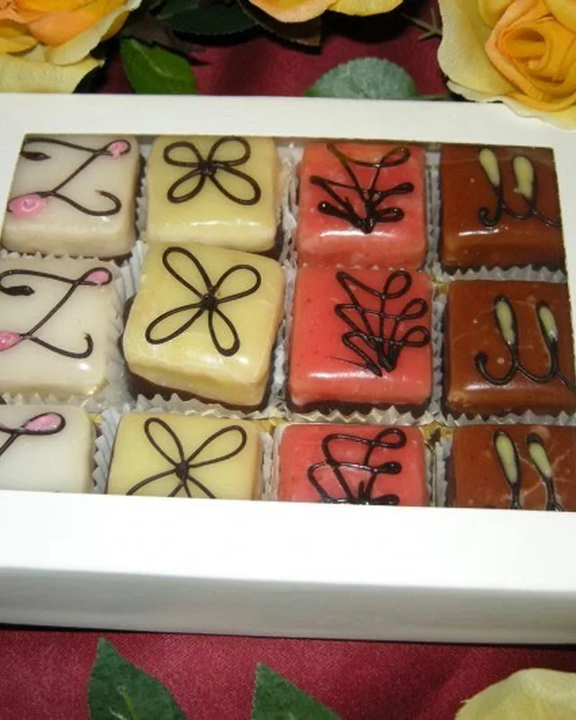 Petits-Fours in der Geschenkbox
