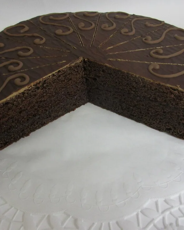 Angeschnittene Sachertorte